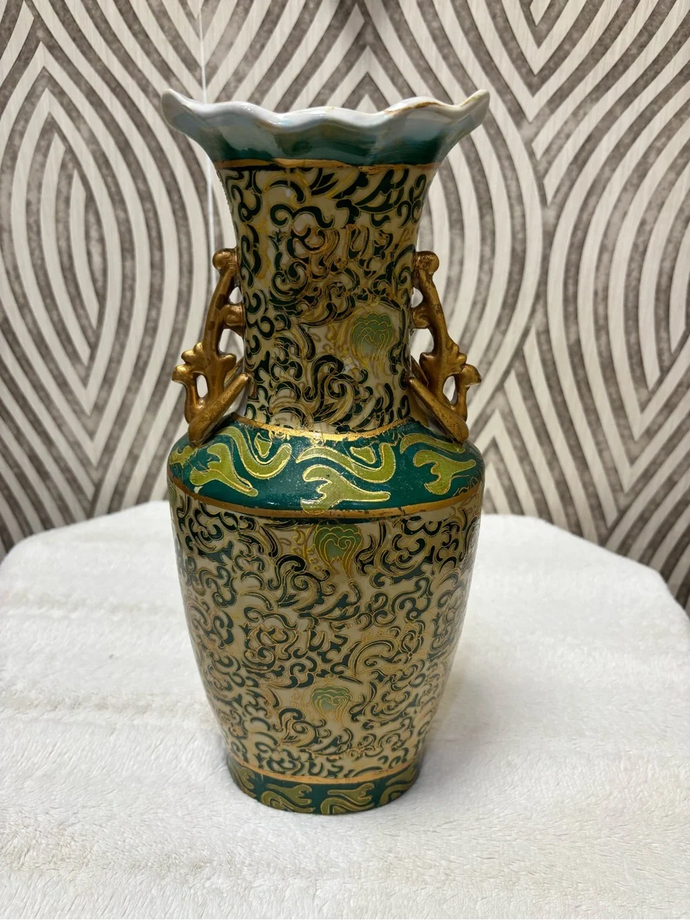 Vintage porcelain Japanese Asian vase